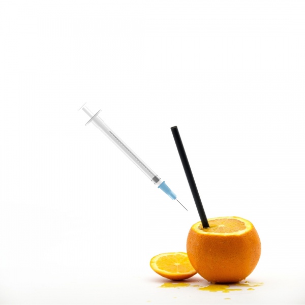 VÜCUDUNA ŞIRINGA İLE MEYVE SUYU ENJEKTE ETTİ, ÖLÜMDEN DÖNDÜ